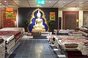 über zahlreichen Teppichen wacht der Buddah (Foto: Marikka-Laila Maisel)
