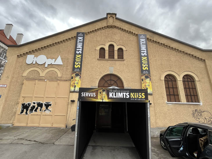 „KLIMTS KUSS – Spiel mit dem Feuer“ - Immersive Experience ab 15.03.2023 – im UTOPIA - The Happening Place an der Heßstraße (©Foto: Martin Schmitz)