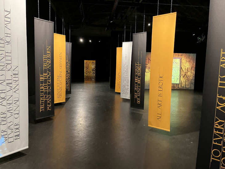 „KLIMTS KUSS – Spiel mit dem Feuer“ - Immersive Experience ab 15.03.2023 – im UTOPIA - The Happening Place an der Heßstraße (©Foto: Martin Schmitz)