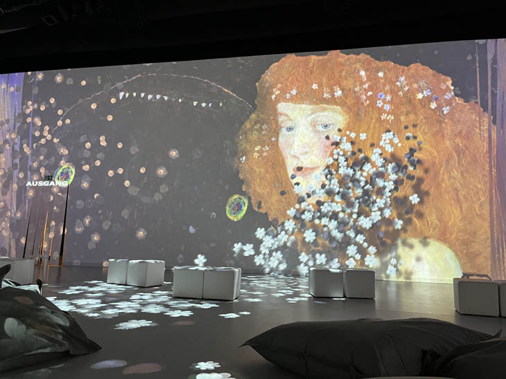 „KLIMTS KUSS – Spiel mit dem Feuer“ - Immersive Experience ab 15.03.2023 – im UTOPIA - The Happening Place an der Heßstraße (©Foto: Martin Schmitz)
