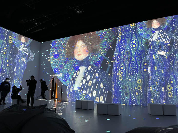 „KLIMTS KUSS – Spiel mit dem Feuer“ - Immersive Experience ab 15.03.2023 – im UTOPIA - The Happening Place an der Heßstraße (©Foto: Martin Schmitz)