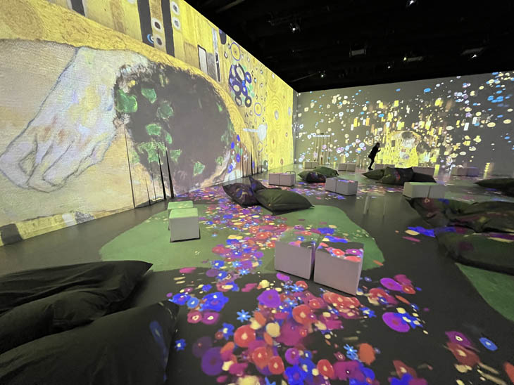 „KLIMTS KUSS – Spiel mit dem Feuer“ - Immersive Experience ab 15.03.2023 – im UTOPIA - The Happening Place an der Heßstraße (©Foto: Martin Schmitz)