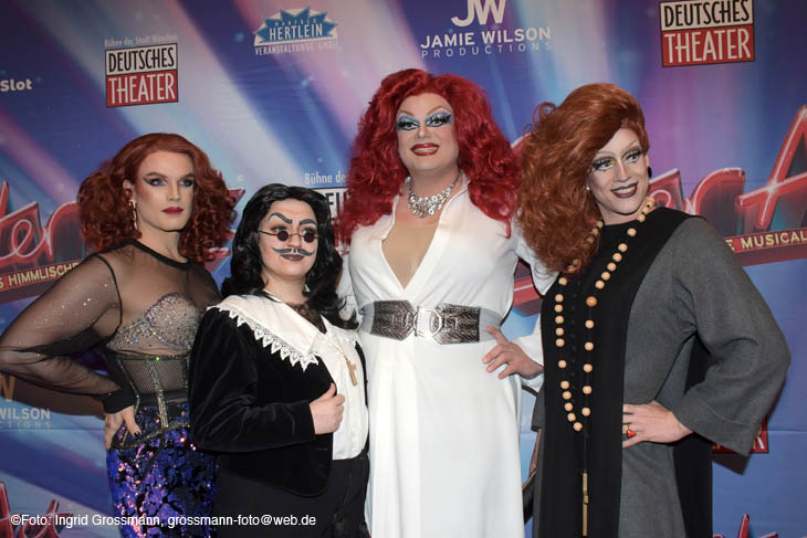 Drag Queen Vicky Voyage (re.) mit Samantha Jackson, Perry Stroika und Mme Midnight bei der Premiere Sister Act am 10.102.2024 241010ig-sisteract-pr041.jpg ©Fotos: Ingrid Grossmann, grossmann-fotos@web.de 