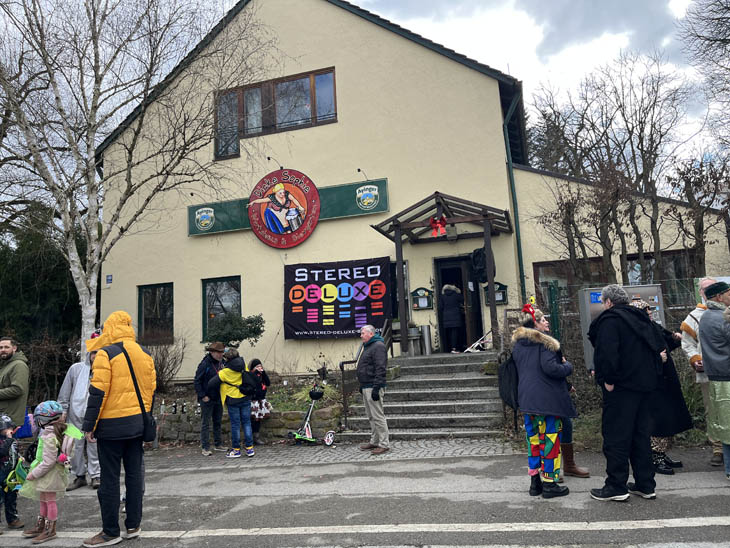 Dicke Sophie feiert Fasching neben dem Gaudiwurm 2023 in München Unterföhring (©Foto:Martin Schmitz)