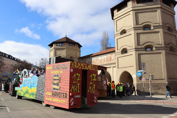 Aufstellung des 16. Damische Ritter Faschingszug 2023 rund um das Isartor (ªoto: Martin Schmitz(