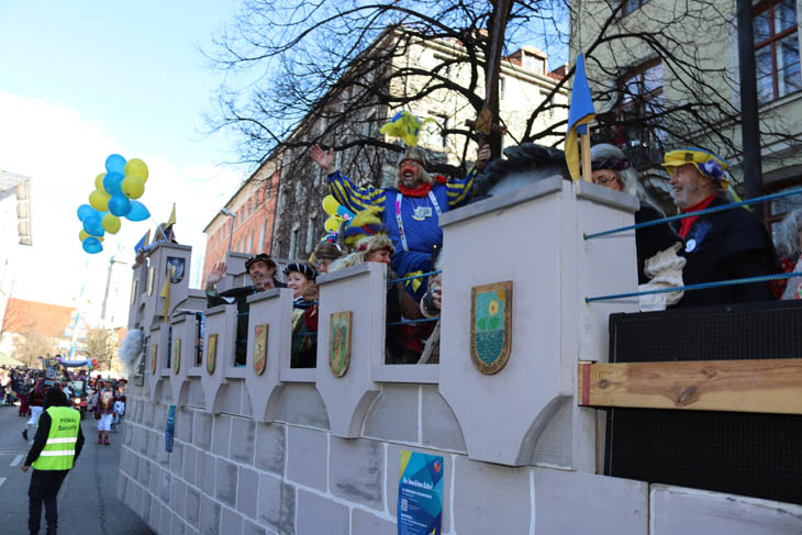 Die Damischen Ritter mit Herzog Kasimir beim 16. Damische Ritter Faschingszug München 2023 - 230212faschingszug021.jpg