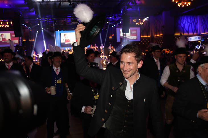 230210filserball143