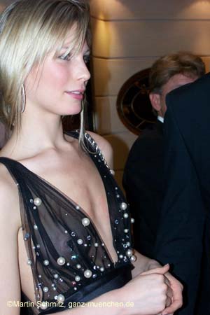 im schwarze „Perlen-Nichts“: Fotomodel Sarah Brandner auf dem roten Teppich (Deutscher Filmball 2006) kam in Begleitung von Vladimir Klitschko - 06filmball185
