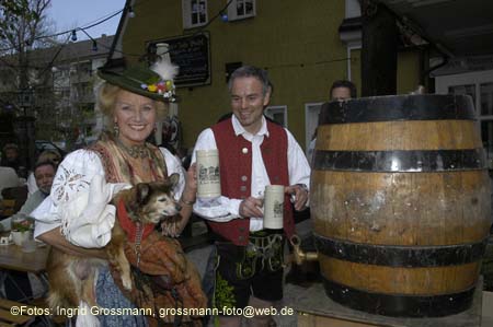 060501brunnwart_maibaum48