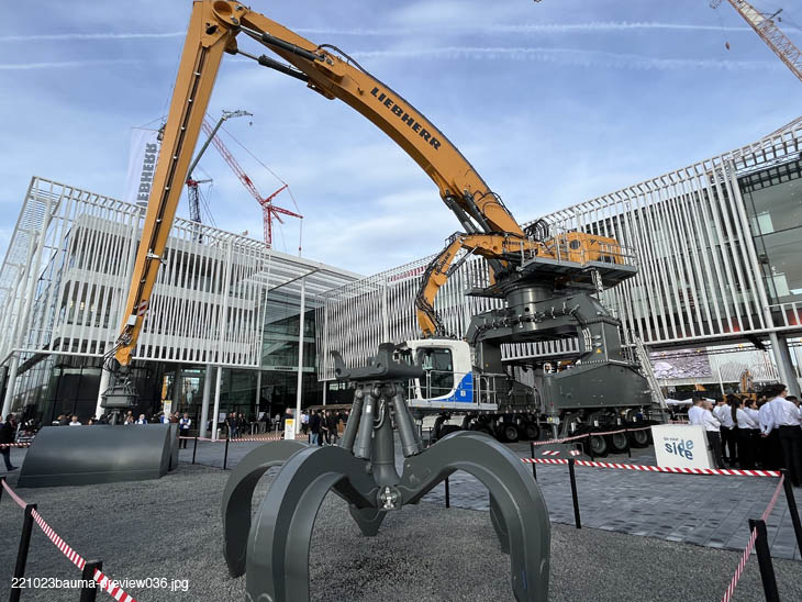Grosse Baumaschinen z.B. bei LIEBHERR