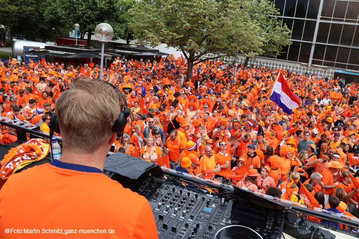Schon um 11.00 Uhr trafen sich die Oranje-Fans auf dem Platz vor dem Olympia-Eissportzentrum, wo sie sich unterstützt von einem DJ auf ihren Marsch einstimmten (©Foto.Martin Schmitz)