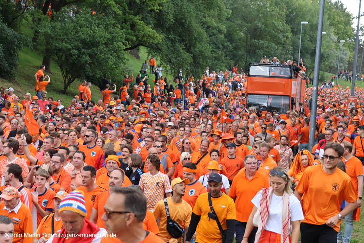 Quer duch den Olympiapark ging es am Ende zurück zur Fanzone am 2.7.2024 (©Foto: Martin Schmitz)