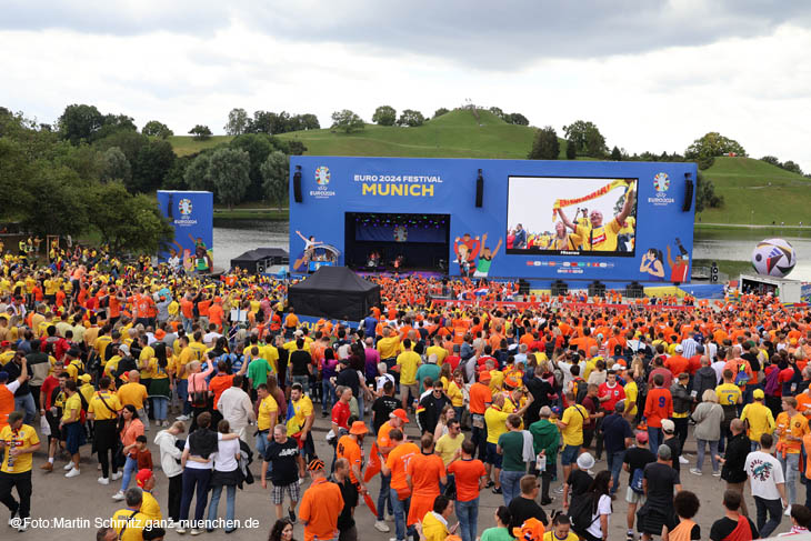 Bühnenprogramm mit holländischen und tumänischen Acts in der Fan-Zone Olympiapark am 2.7.2024 (©Foto: Martin Schmitz)