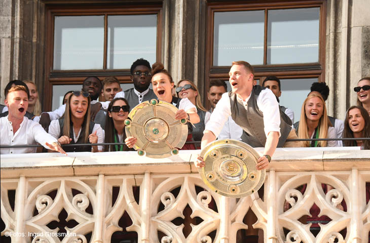 Doppelte Meiserfeuer der FC B Frauen und Männer am Rathaus 28.05.2023 (©Foto: Ingrid Grossmann)