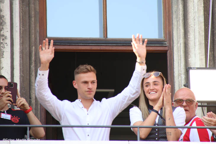Josuha Kimmich und Mittelfeldspielerin Georgia Stanway auf dem dem Rathausbalkon 2023 bei der Meisterfeier (©Foto: Martin Schmitz)