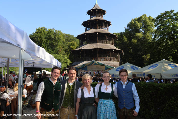 Familie Schneider auf der Terrasse vor dem Chinaturm 2024 (©Foto:Martin Schmitz) 