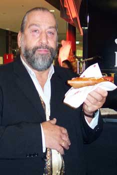 Wolfi Kornemann ließ es sich hier noch einmal herzhaft schmecken, bevor ihm ein Ehrenaward für sein Lebenswerk verliehen wurde. Sein Nachtcafé, eine Institution im Münchner Nachtleben, musste er kürzlich aufgeben wegen einer Mieterhöhung ab 31.00 € und 20% Umsatzpacht  das konnte er sich dann nicht mehr leisten. 2016 starb Kornemann (©Foto: Martin Schmitz)