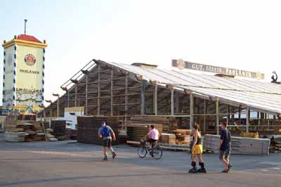 030804wiesnaufbau_q05w0006