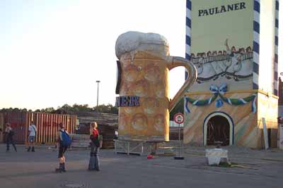 030804wiesnaufbau_q06w0007