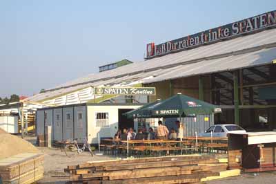 030811wiesnaufbau_q04