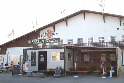 030811wiesnaufbau_q17