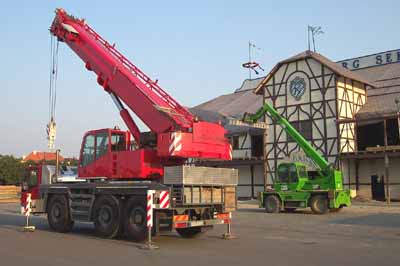 Vor dem Weinzelt sind Kräne aufgefahren am 11.08.2003