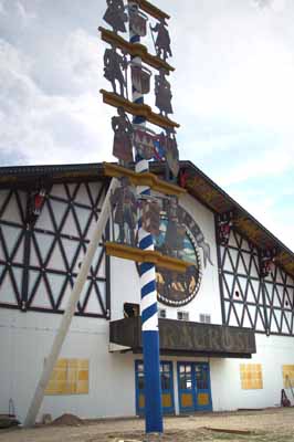 Die Maibäume vor der Bräurosl stehen endlich