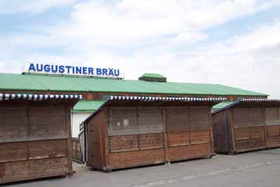 030820wiesnaufbau_q08bude