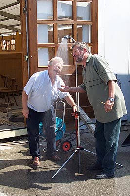 Kühle Köpfe: die Gardena Gartendusche hinter dem Winzerer Fähndl hilft bei fast 30 Grad im Schatten....