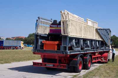 Ein Truck von Oscar Bruch (Olympialooping) trifft schon ein
