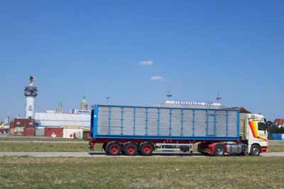 noch ein LKW vonOscar Bruch (Olympialooping) trifft ein am 23.08.2003