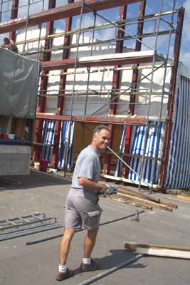 Claude packt selbst mit an beim Aufbau seines Café Deistler