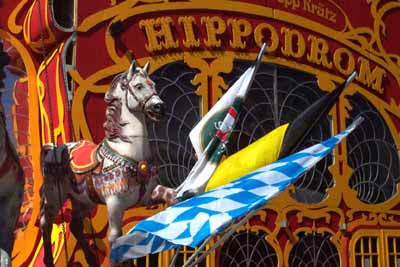 030903wiesnaufbau_q07hippo