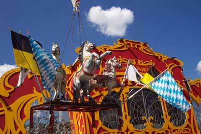 030903wiesnaufbau_q10hippo
