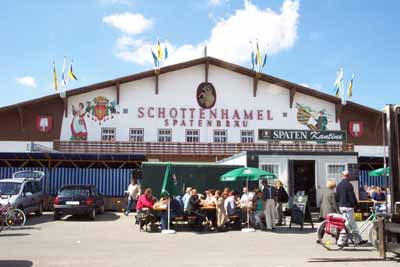 030903wiesnaufbau_q52s0044