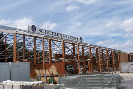 050726wiesn_aufbau09