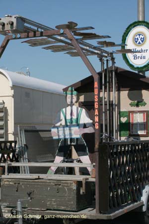 060910aufbau_wiesn03