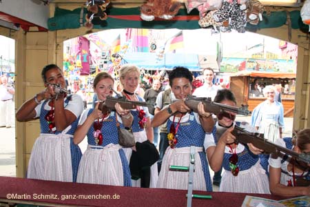 060925lufthansa_wiesn54