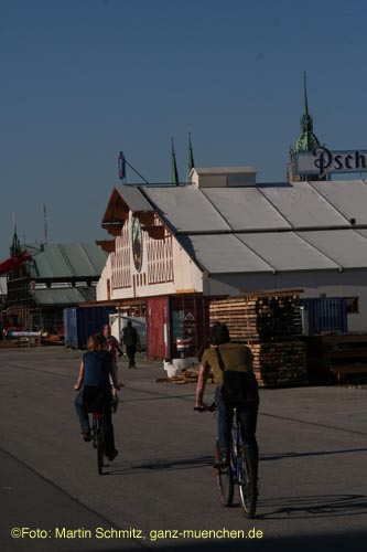 070801wiesnaufbau10