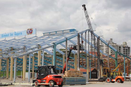 110725wiesnaufbau030