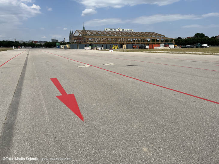 Verkehrsregelung für die Aufbau-Arbeiten auf der Theresienwiese mittels großer Pfeile (©Foto: Martin Schmitz)
