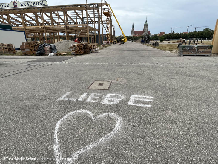 Aufbau-Arbeiten auf der Theresienwiese  (©Foto: Martin Schmitz)