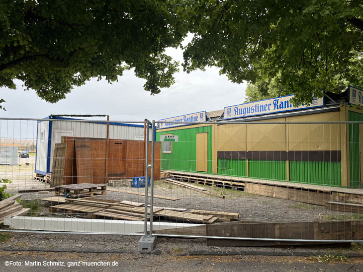 Die Augustiner Kantine am U-Bahn Ausgang Theresienwiese wurde am 22.06.2022 aufgebaut (©Foto: Martin Schmitz)