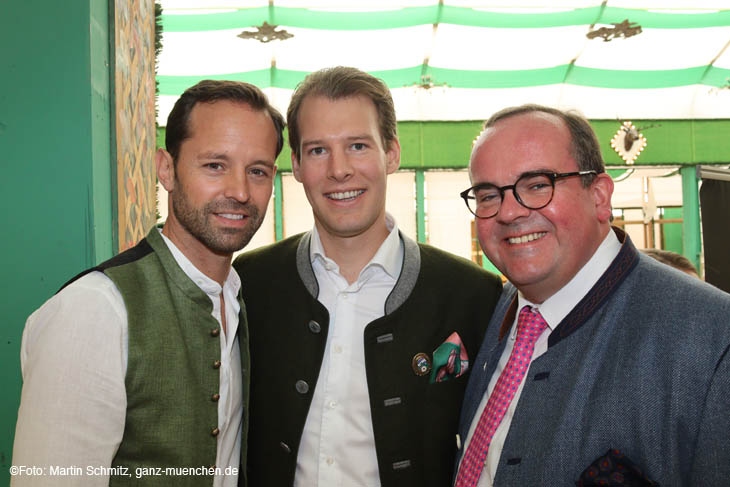 Otto Lindinger (Sprecher der Kleinen Wiesnwirte, Bodos Cafezelt), Mathias Reinbold (Schützenfestzelt), Wiesnchef Clemens Baumgärtner25.08.2022 (Donnerstag) - mit Vorstellung Wiesnkrug 2022 / 220825wiesnkrug-vorst009 ©Fotos: Martin Schmitz