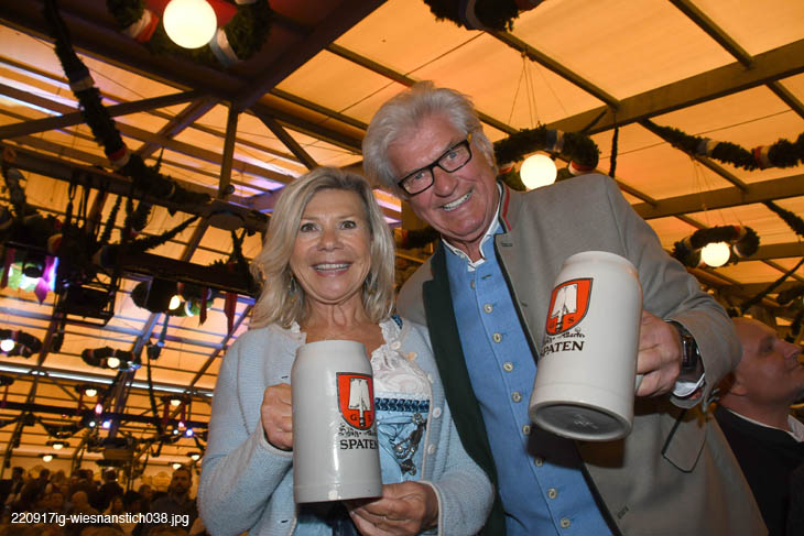 Impressionen Anstich im Schottenhamel Festzelt, 17.09.2022 / Marianne und Michael Hart /220917ig-wiesnanstich038 ©Fotos: Ingrid Grossmann 