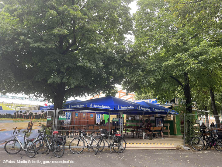 Aufbau-Arbeiten auf der Theresienwiese 18.07.2023: Augustiner Wiesn-Kantine neben dem U-Bahn Ausgang Theresienstraße (©Foti: Martin Schmitz)