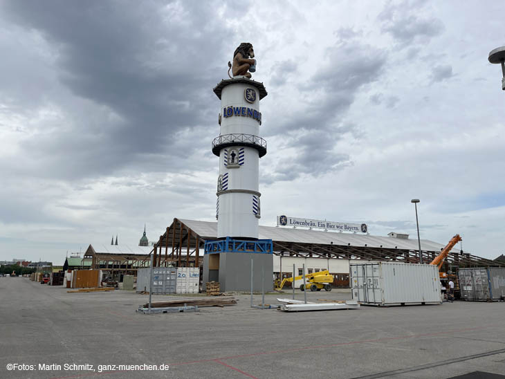 Aufbau-Arbeiten auf der Theresienwiese 18.07.2023: Löwenbräu Festhalle mit Löwen auf dem Turm (©Foto: Martin Schmitz)