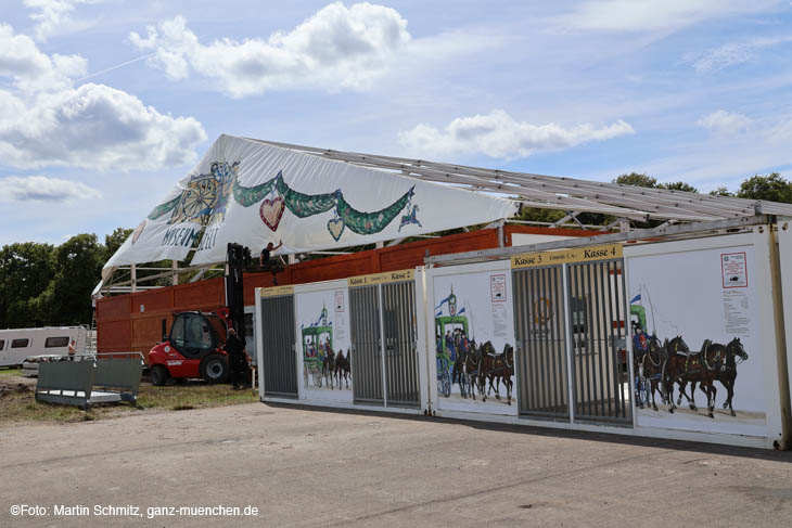 Die Container vom Eingang der Oidn Wiesn sind eingetroffen: Aufbau-Arbeiten auf der Theresienwiese 08.08.2023 (Dienstag) (©Foto: Martin Schm,itz)