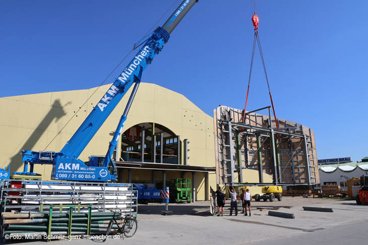 Ochsenbraterei: Aufbau-Arbeiten auf der Theresienwiese 16.08.2023 (Mittwoch)