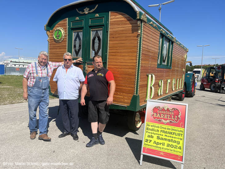 Heinrich Haas, Harry und Timmy Barelli bei der Ankunft des frisch restaurierten Schausteller Wagens für das Museumszelt auf der Oidn Wiesn: Aufbau-Arbeiten auf der Theresienwiese 16.08.2023 (Mittwoch) (©Foto: Martin Schmitz)